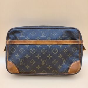 LOUIS VUITTON Compaigne 28 Monogram Leather Clutch..Authentic..